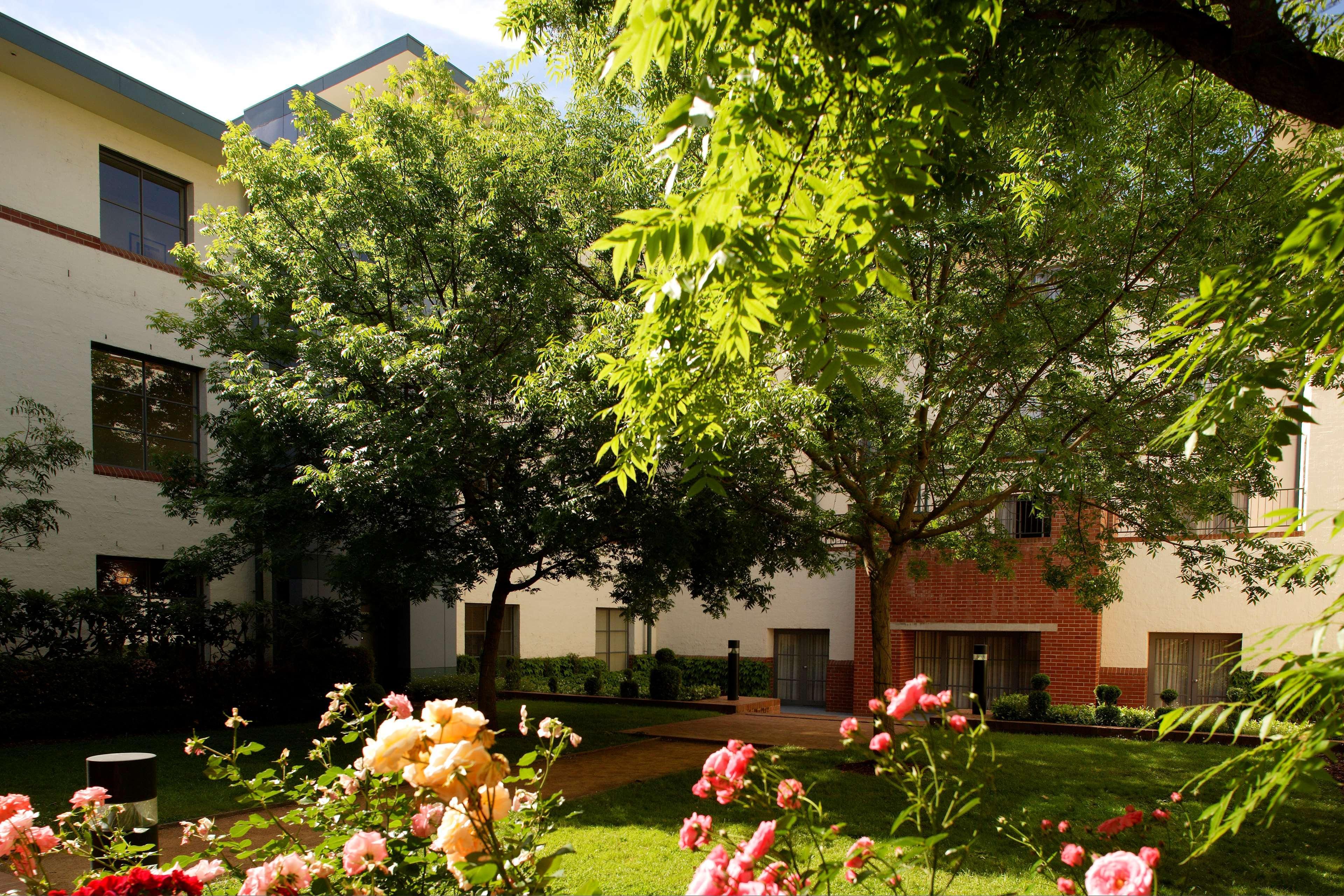 Hyatt Hotel Canberra - A Park Hyatt Hotel Ngoại thất bức ảnh The courtyard of the school