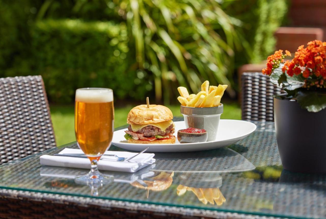 Hyatt Hotel Canberra - A Park Hyatt Hotel Ngoại thất bức ảnh A burger and chips served with a beer