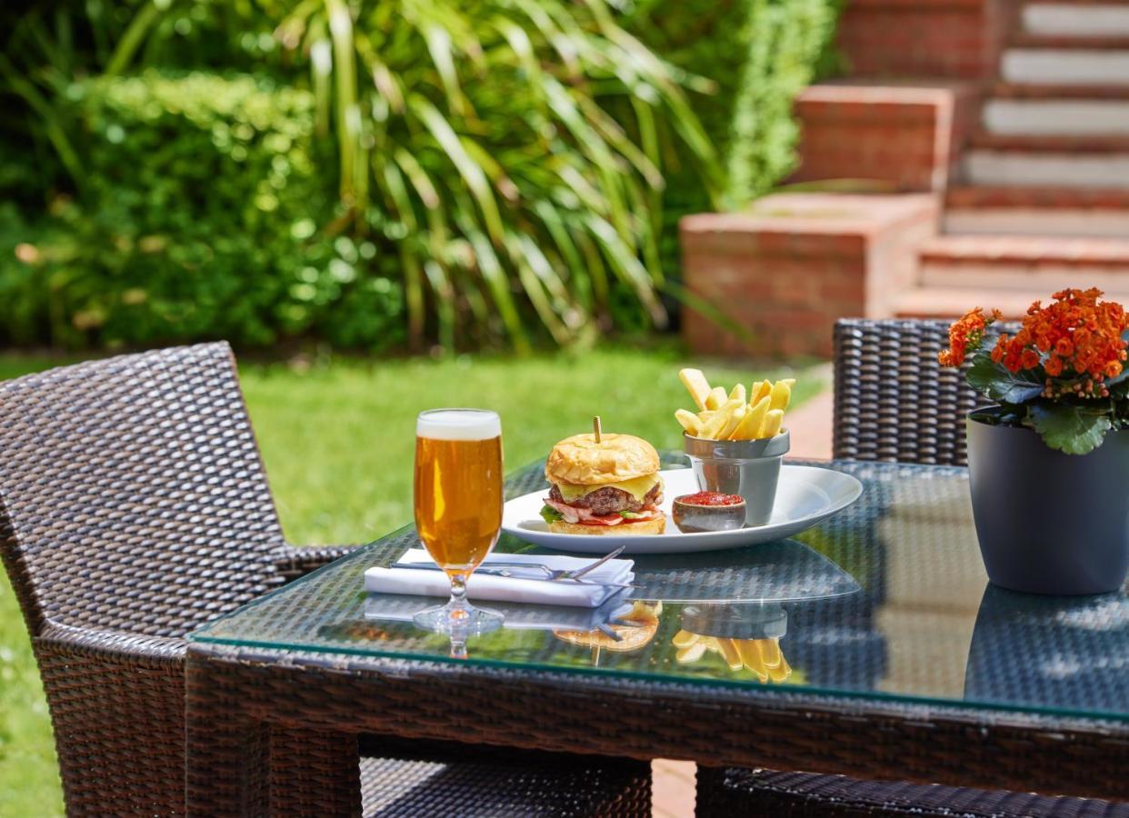 Hyatt Hotel Canberra - A Park Hyatt Hotel Ngoại thất bức ảnh A typical patio set