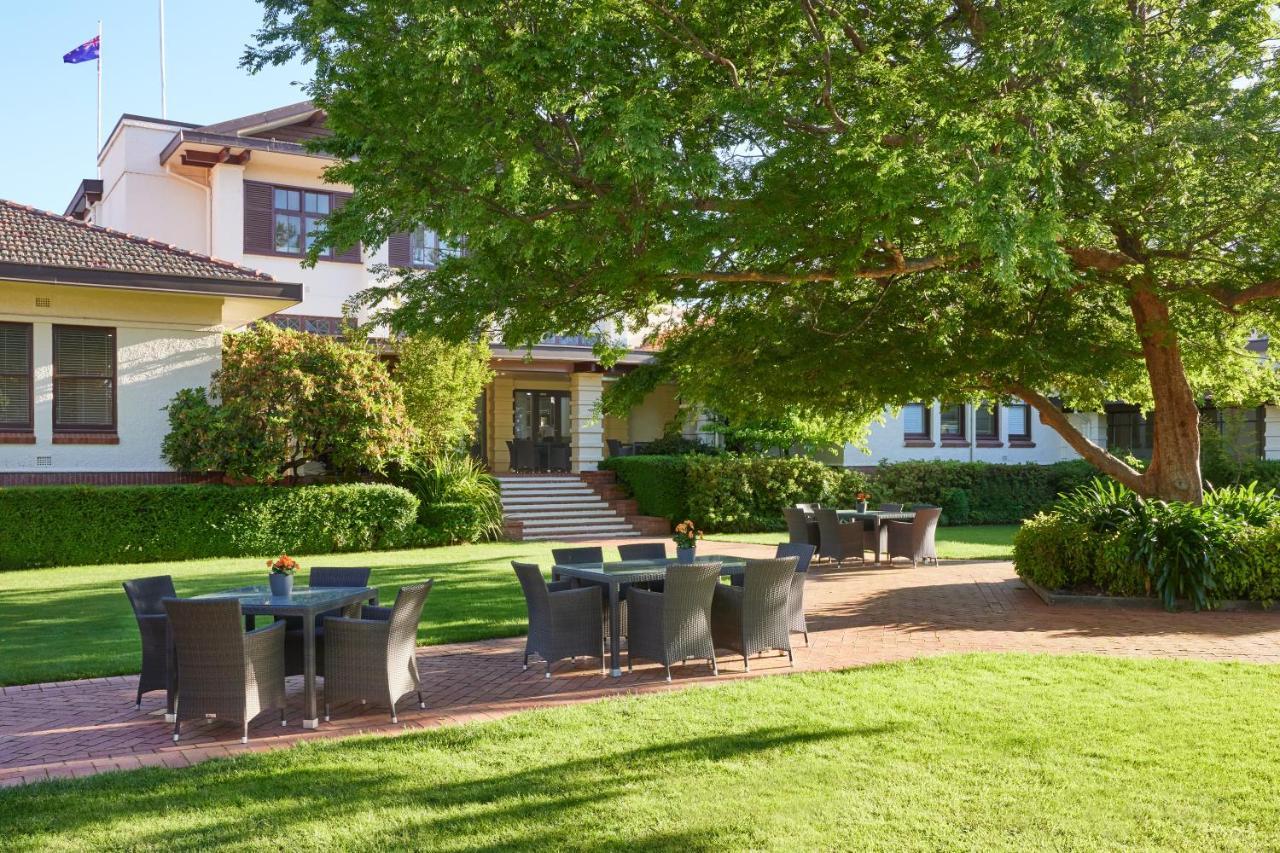 Hyatt Hotel Canberra - A Park Hyatt Hotel Ngoại thất bức ảnh The grounds of the Governor's residence